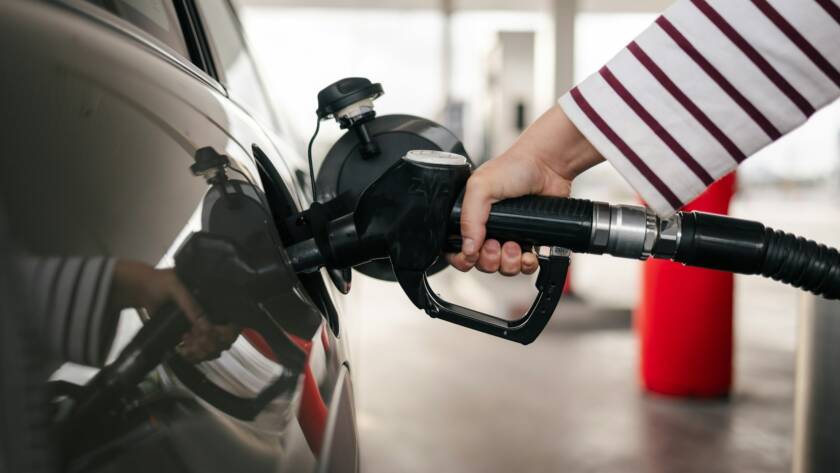¿Gasolina Regular o Premium? Aquí te explicamos cual te conviene más 1 Young person filling up the car with gasoline